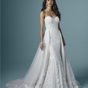 Elegant Strapless Lace Wedding Gown